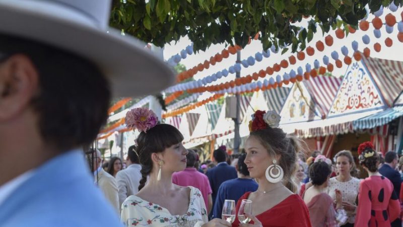 jovenes brindan edicion Feria Abril 1529557715 129502817 1200x675 e1649769355103