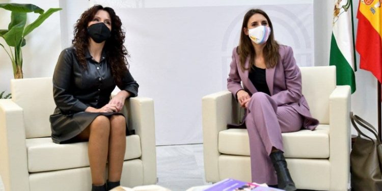 Montero: “El PP andaluz está secuestrado por Vox” 1 Irene Montero junto a la Consejera de Igualdad de la Junta