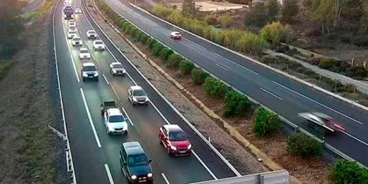 Dos accidentes provocan cortes de tráfico kilométricos en la A-49 1 accidente a-49 huelva