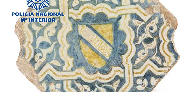 La Policía Nacional recupera un azulejo de La Alhambra 1 La Policía Nacional recupera un azulejo de La Alhambra