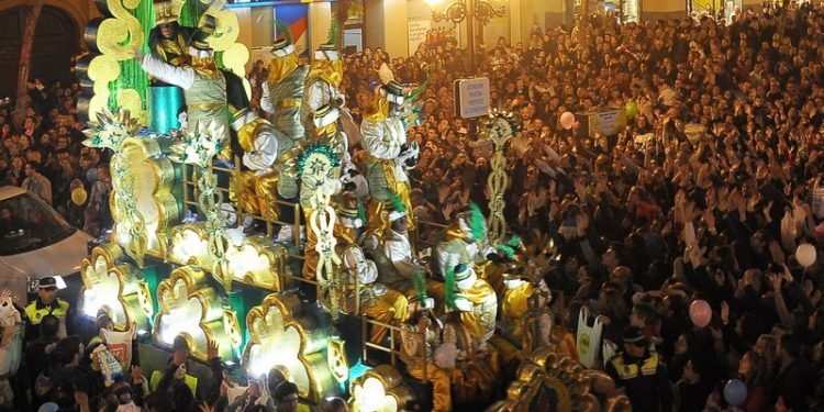 La Nochevieja y cabalgatas de Reyes, en cuestión por la pandemia 1 carroza cabalgata reyes magos sevilla