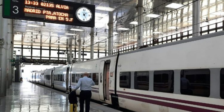 Renfe se prepara para la avalancha de turistas en el puente 1 Renfe refuerza los AVE por el puente