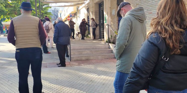 Siguen las largas colas en los centros de salud andaluces, pero Moreno Bonilla y Marín ya piensan en la Semana Santa