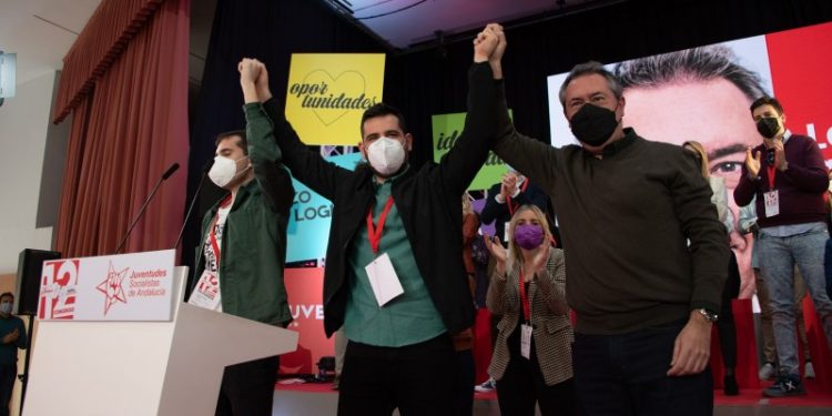 Espadas avala el proyecto de los jóvenes socialistas andaluces 1 Juan Espadas junto a Moyano