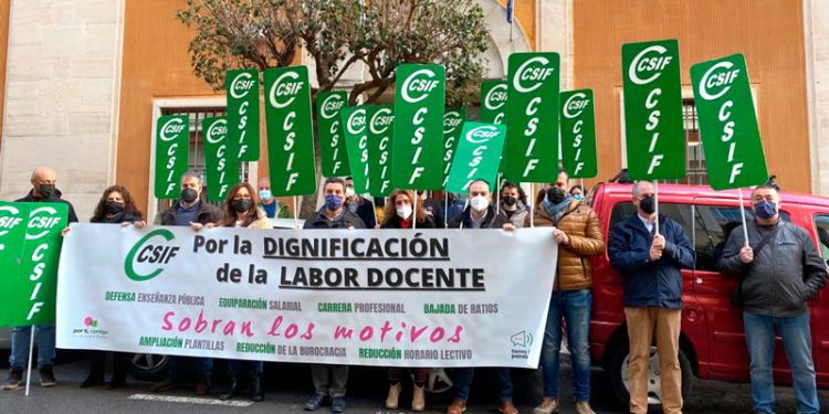CSIF volverá a concentrarse el 23 de febrero "por la dignificación del profesorado" y seguirá en la calle “hasta que la Junta muestre un cambio de rumbo” 1 CSIF volverá a concentrarse el 23 de febrero «por la dignificación del profesorado» y seguirá en la calle “hasta que la Junta muestre un cambio de rumbo”