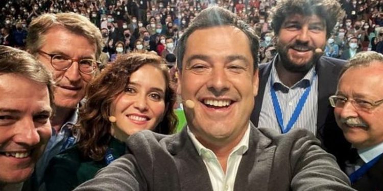 Juanma Moreno, de perfil frente a la crisis del Partido Popular, dispensa más incógnitas 1 Juanma Moreno, de perfil frente a la crisis del Partido Popular, dispensa más incógnitas