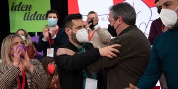 Juan Espadas y el líder de las Juventudes Socialistas de Andalucía, Alejandro Moyano