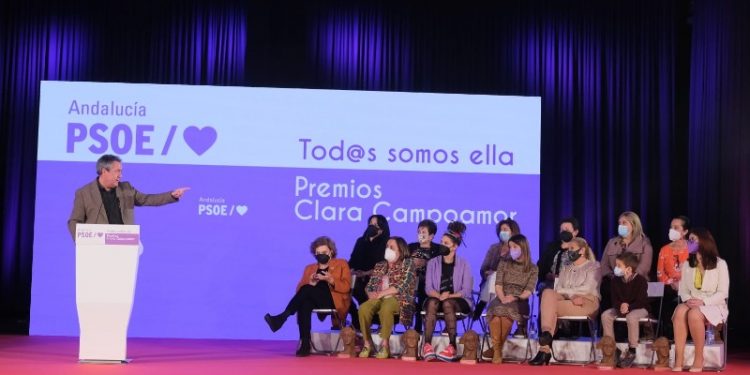 Espadas avisa: no permitirá que la derecha "construya muros" contra la igualdad 1 Juan Espadas, en la entrega de premios.