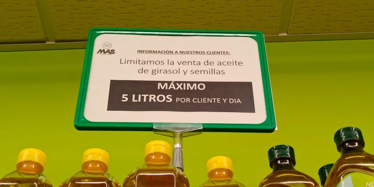 FACUA advierte de que limitar el número de unidades de aceite de girasol que se puede comprar es ilegal