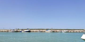 La subida del precio del combustible obliga a la flota pesquera andaluza a quedarse amarrada a puerto