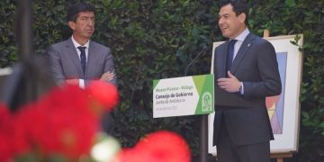 Juanma Moreno se regodea en su juego de despiste con la fecha electoral