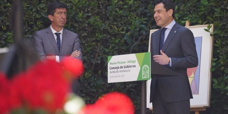 Juanma Moreno se regodea en su juego de despiste con la fecha electoral 1 Juanma Moreno se regodea en su juego de despiste con la fecha electoral