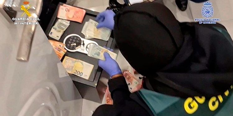 51 personas detenidas en una operación para abortar la fusión de dos bandas de narcotraficantes de Cádiz y Sevilla 1 51 personas detenidas en una operación para abortar la fusión de dos bandas de narcotraficantes de Cádiz y Sevilla