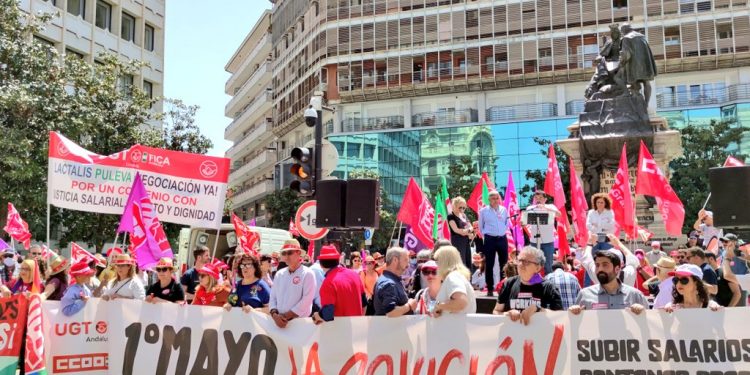 Miles de personas se movilizan en Andalucía este 1 de Mayo para exigir subir salarios por una inflación disparada 1 Miles de personas se movilizan en Andalucía este 1 de Mayo para exigir subir salarios por una inflación disparada