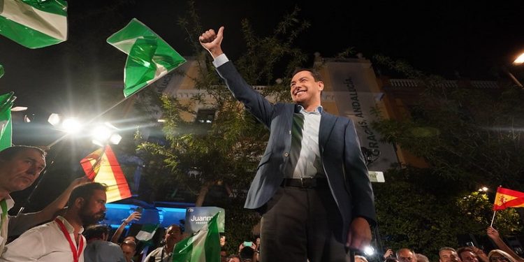 Y Andalucía se volvió de color azul con la primera mayoría absoluta del PP 1 Juanma Moreno ganador elecciones andaluzas