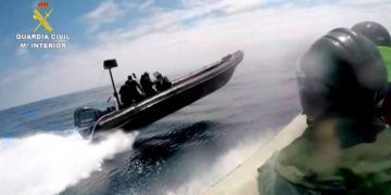 La Guardia Civil avista una narcolancha frente a Ayamonte y detiene a sus tripulantes