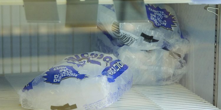 Se limita la cantidad de hielo que se puede adquirir en supermercados 1 Hielo