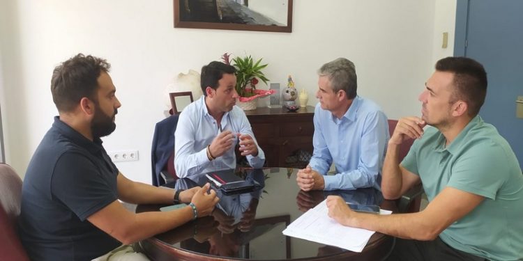 Linares podría albergar uno de los tres proyectos para plantas de hidrógeno verde en Andalucía 1 Reunión de los alcaldes de Linares y Arcos de la Frontera, Javier Perales e Isidoro Gambín