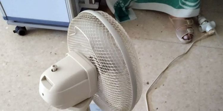 Habitaciones con ventiladores llevados de casa en el Hospital Universitario de Jaén 1 Habitaciones con ventiladores llevados de casa en el Hospital Universitario de Jaén