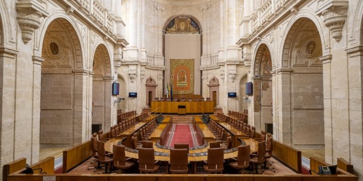 Denuncian la soledad de un Parlamento andaluz huérfano de consejeros
