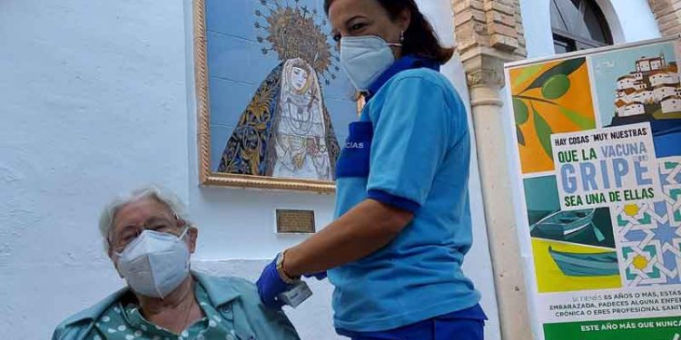 Arranca en Andalucía la vacunación contra la gripe y la cuarta dosis COVID 1 enfermeria vacunacion gripe covid
