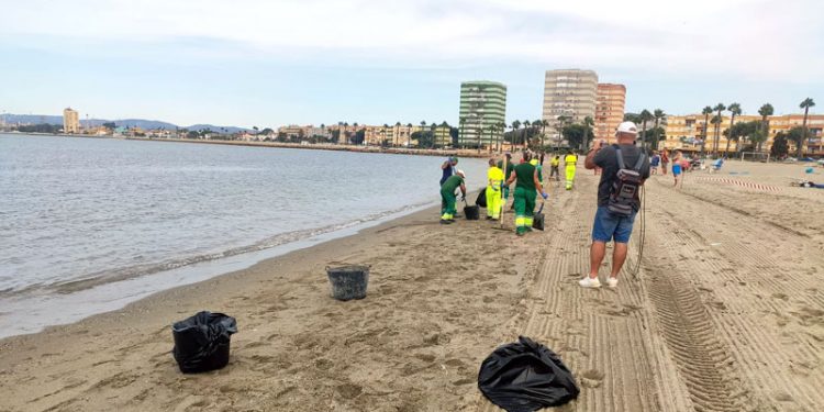 El alcalde de La Línea destaca que la situación “está controlada” y confía en la pronta retirada del fuel contenido en el interior del barco 1 El alcalde de La Línea destaca que la situación “está controlada” y confía en la pronta retirada del fuel contenido en el interior del barco