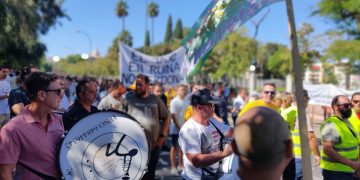 Un millar de personas participa en la protesta del taxi contra la Junta: «Nos han engañado»